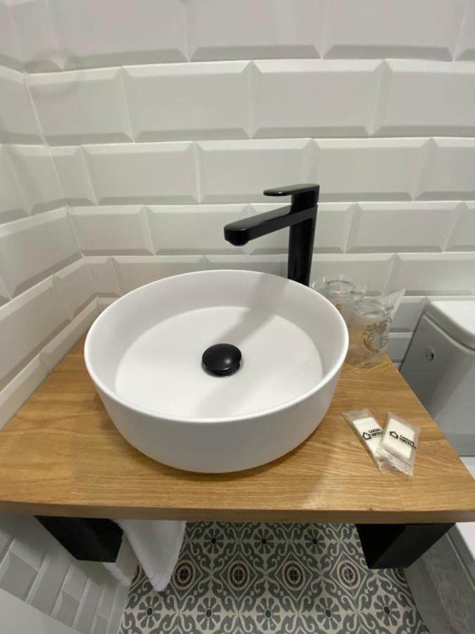 Casual Mardones Hotell Bilbao Eksteriør bilde A modern vessel sink