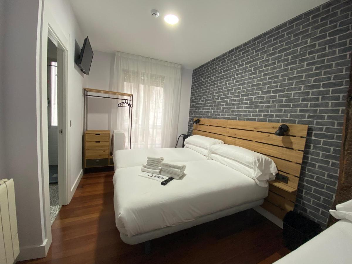 Casual Mardones Hotell Bilbao Eksteriør bilde A room at the hotel