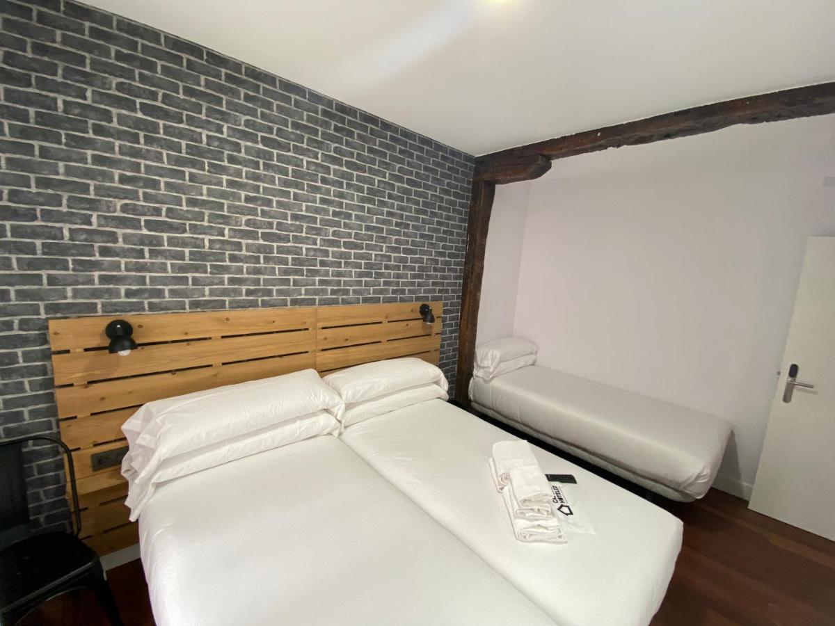Casual Mardones Hotell Bilbao Eksteriør bilde A room at the hotel