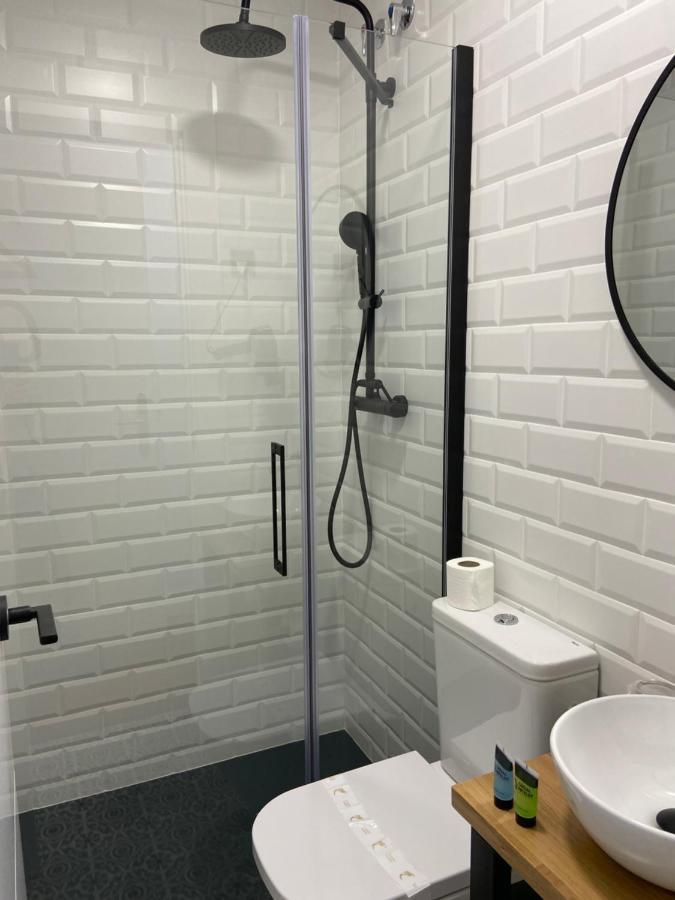 Casual Mardones Hotell Bilbao Eksteriør bilde A shower enclosure