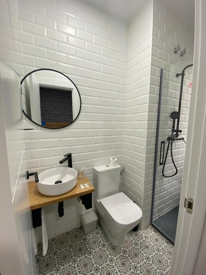 Casual Mardones Hotell Bilbao Eksteriør bilde Bathroom with shower enclosure