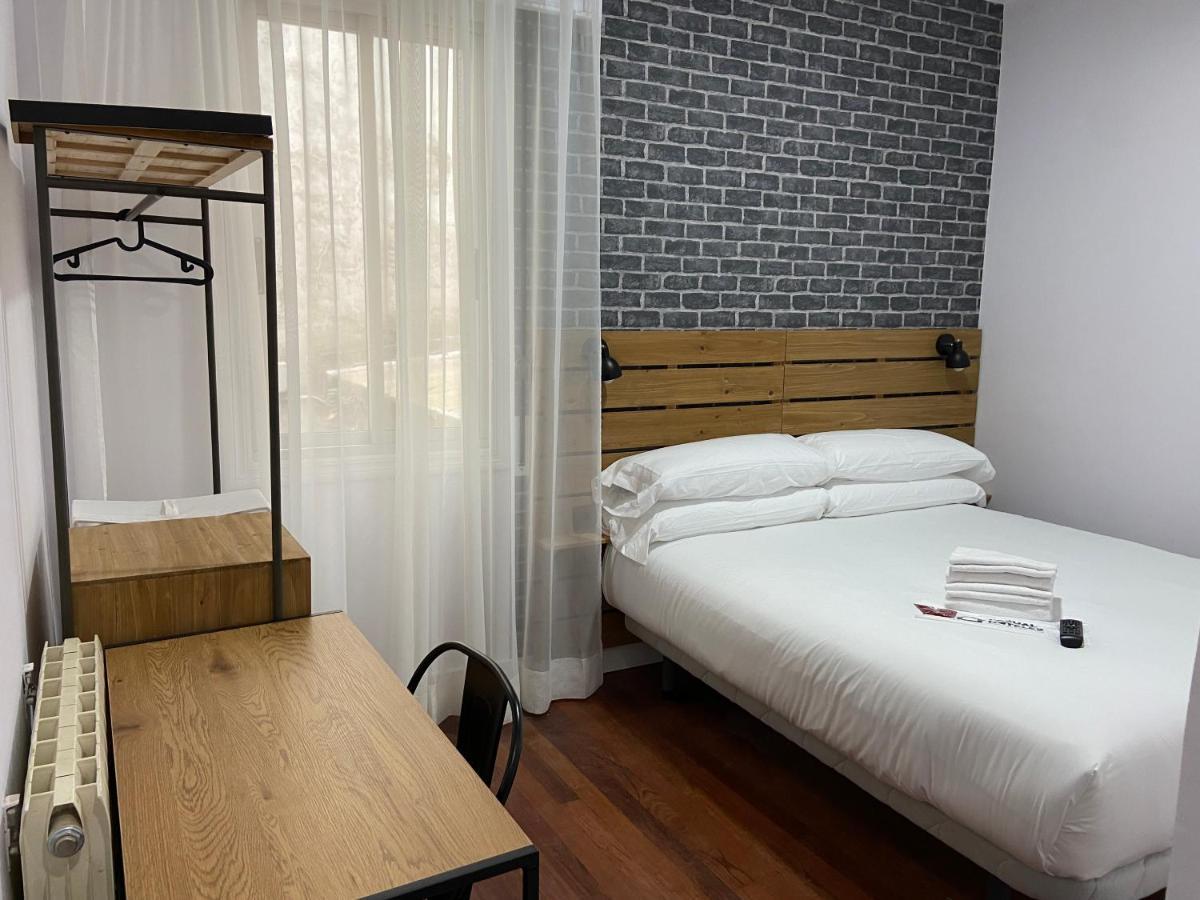 Casual Mardones Hotell Bilbao Eksteriør bilde A room at the hotel