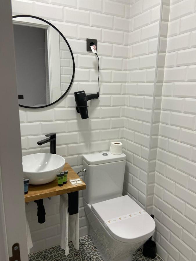 Casual Mardones Hotell Bilbao Eksteriør bilde Bathroom in a hotel