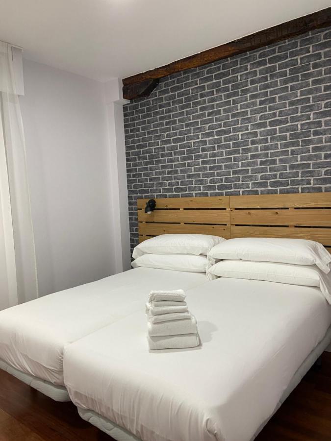 Casual Mardones Hotell Bilbao Eksteriør bilde A bedroom at the hotel