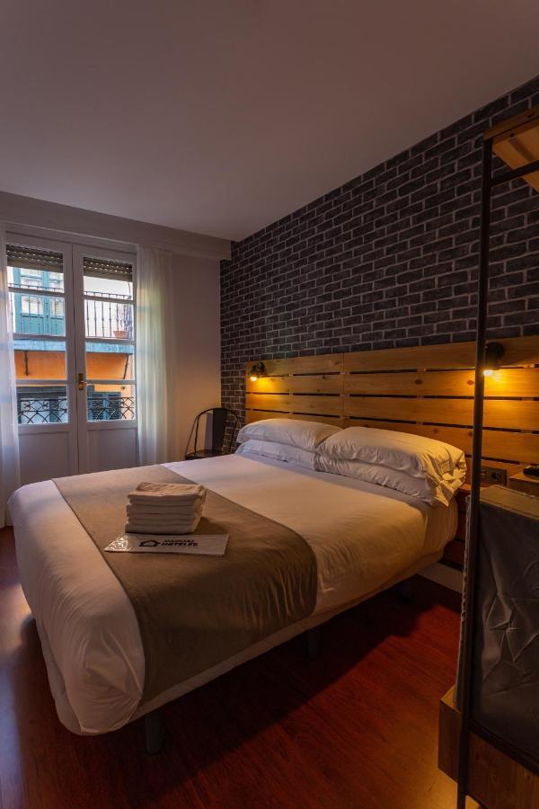 Casual Mardones Hotell Bilbao Eksteriør bilde A bedroom at the Hotel 925